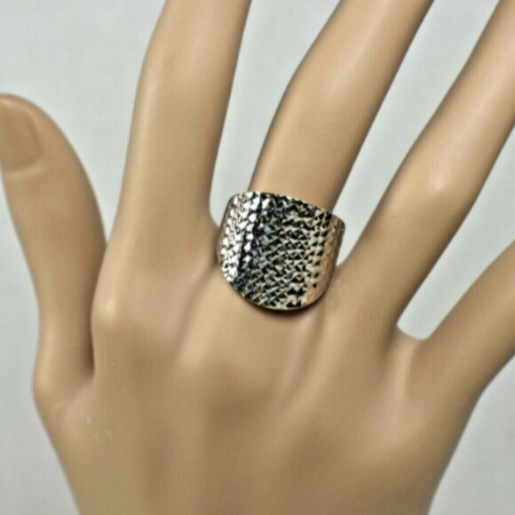 New 18K White Gold Wide Hammered Band Ring Sizable 8 - Picture 2 of 6